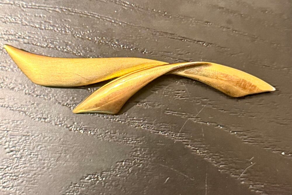 Vintage Signed Tana Gold Tone Modernist Ribbon Leaf Brooch Pin